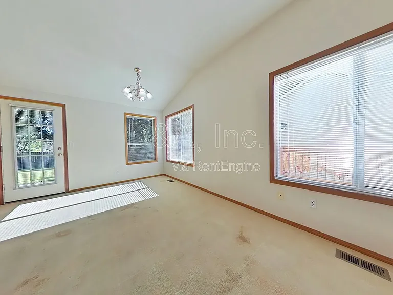 5605 SW Windflower Dr — Photo 3