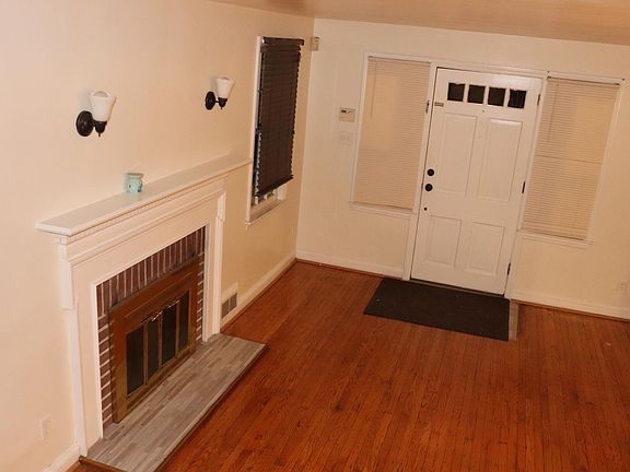 3rd image of 28 W Salisbury Dr