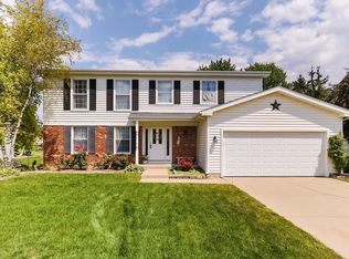 997 Newbury Dr, Crystal Lake, IL 60014
