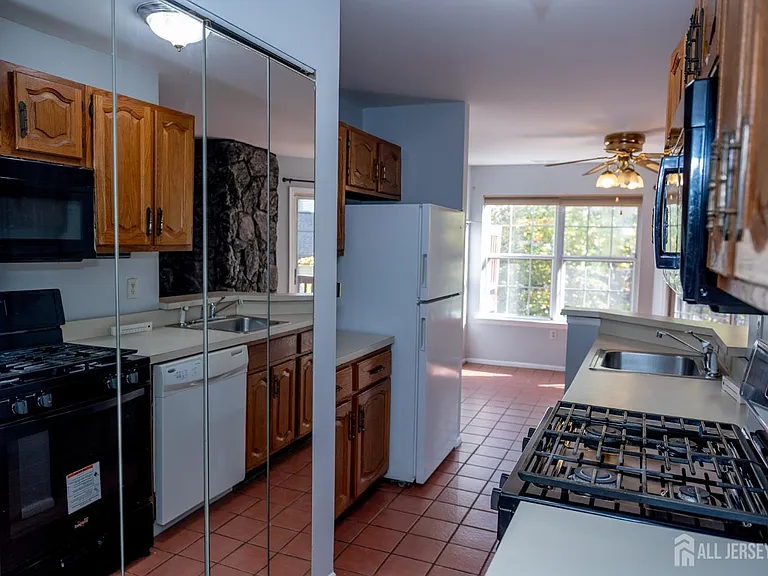 2162 Ash Ct — Photo 7