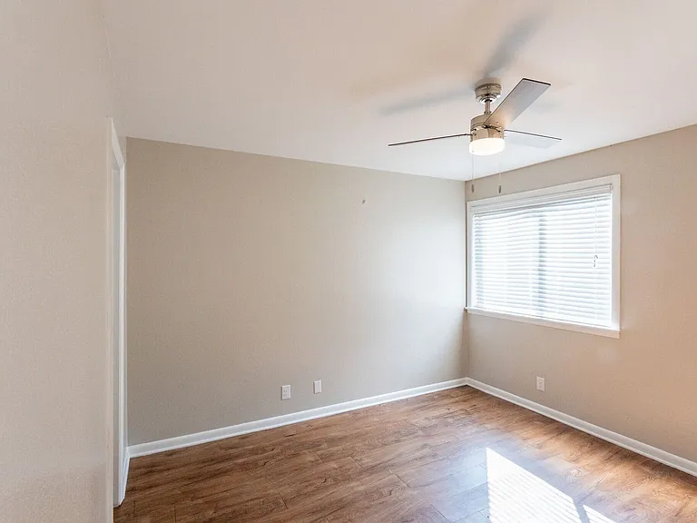 Newly Renovated Oak View Apartments — Photo 9