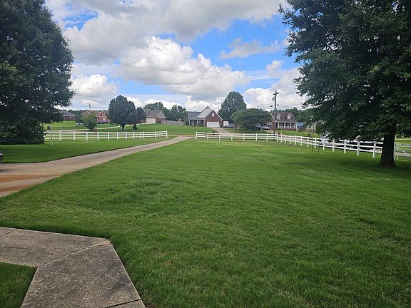 4th image of 303 Rolling Meadow Dr