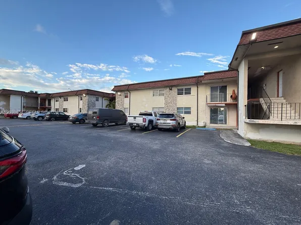 1275 W 35th St APT 32B, Hialeah, FL 33012