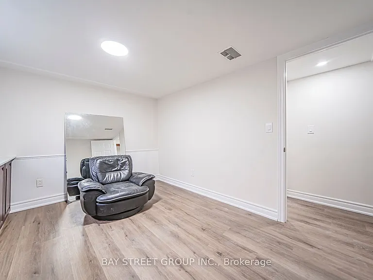 538 Queens Dr #BASEMENT — Photo 17