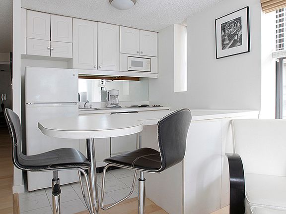 3rd image of 150 W 51st St APT 810