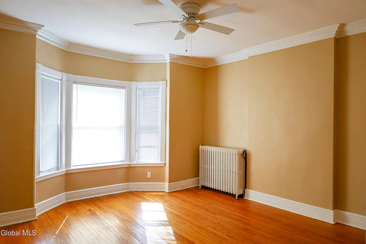 4 bed, 1.0 bath, 1588 sqft, $2,200 — Photo 3