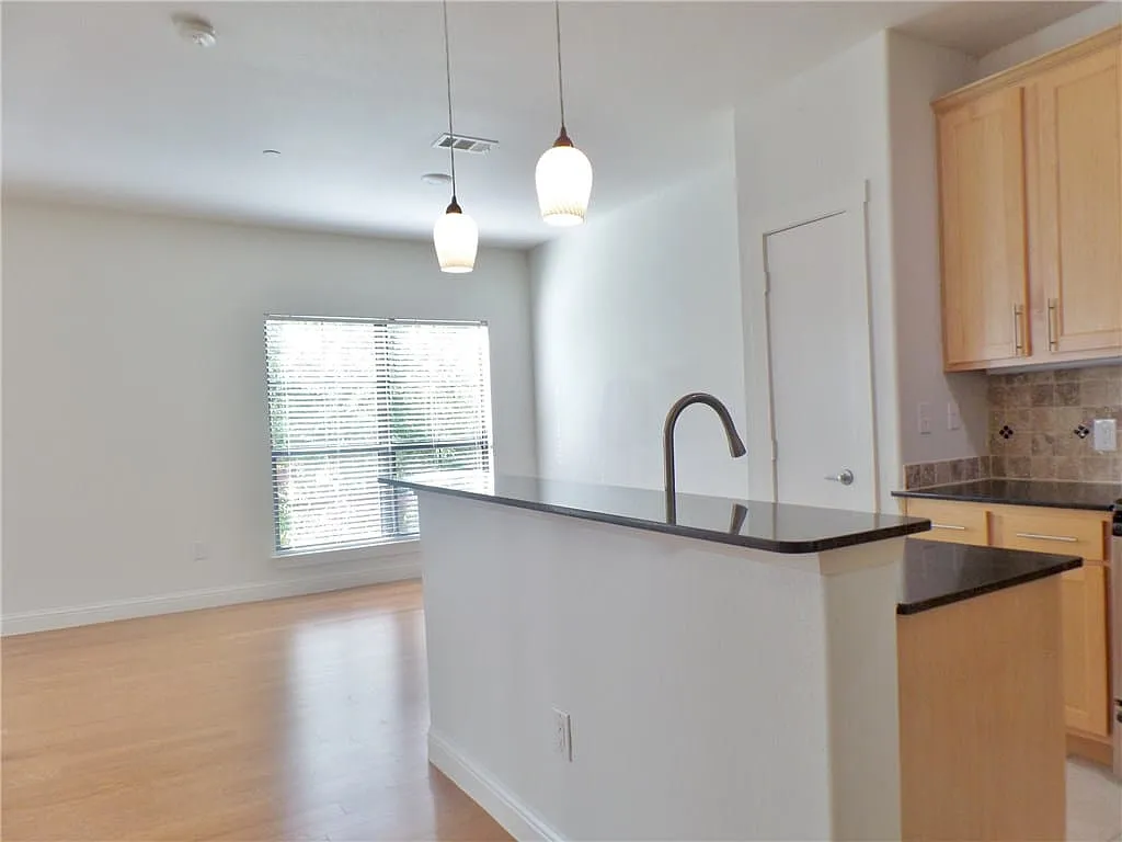 2 bed, 2.0 bath, 1147 sqft, $2,225 — Photo 2