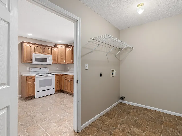 131 Sawmill Ln — Photo 11