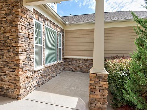 3rd image of 401 Larkspur Dr