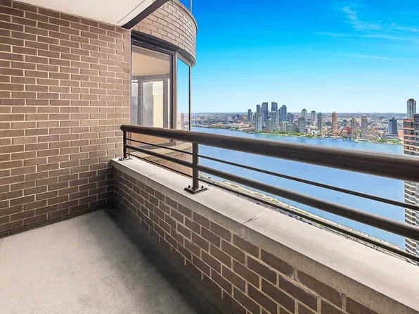 330 East 38th Street image 2 of 10