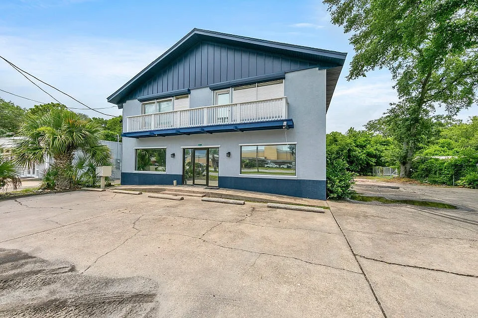 215 Hollywood Blvd NE #2