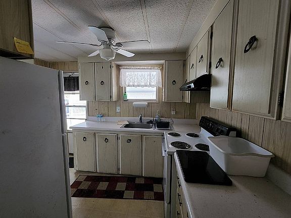 3rd image of 13154 Grape Ave #221