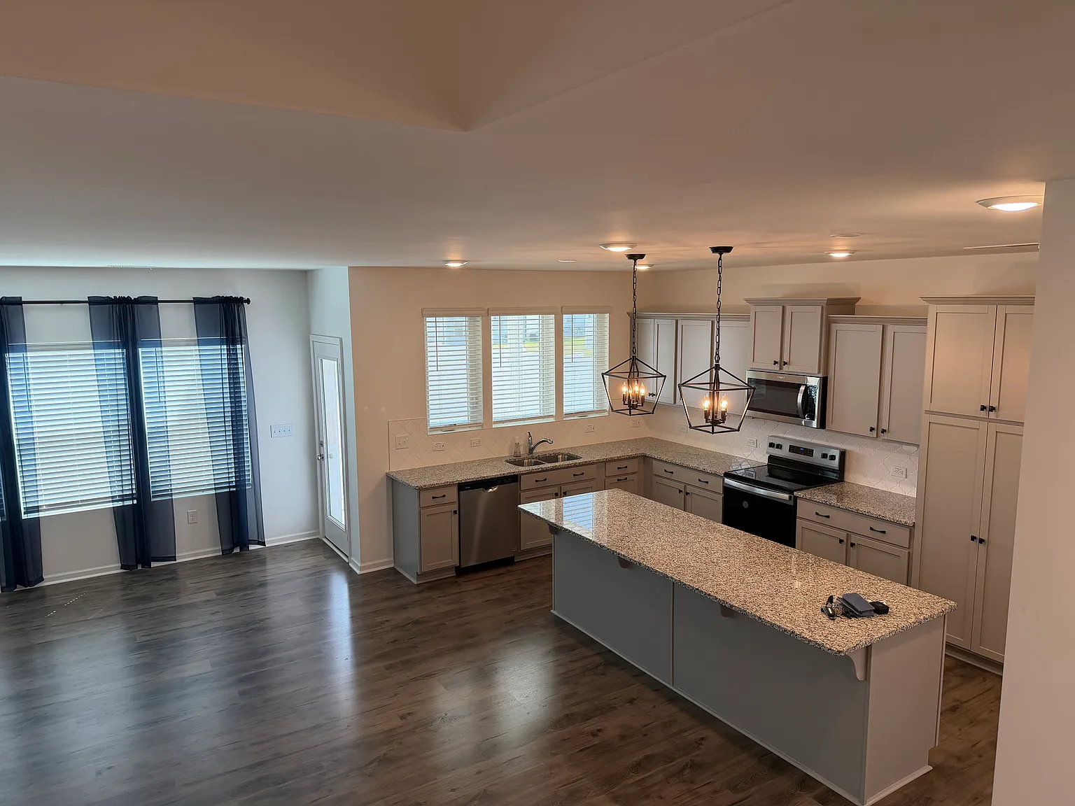 5 bed, 3036 sqft, $2,700 — Photo 3