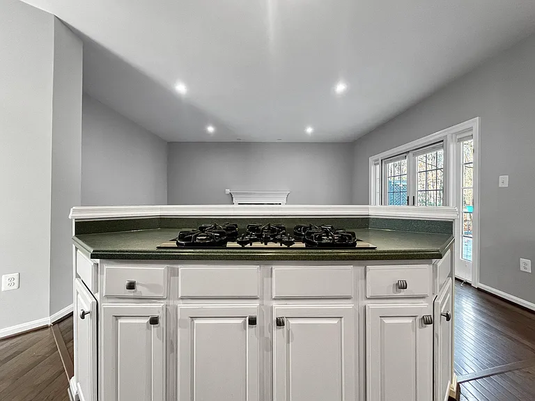 214 W Locust St — Photo 12