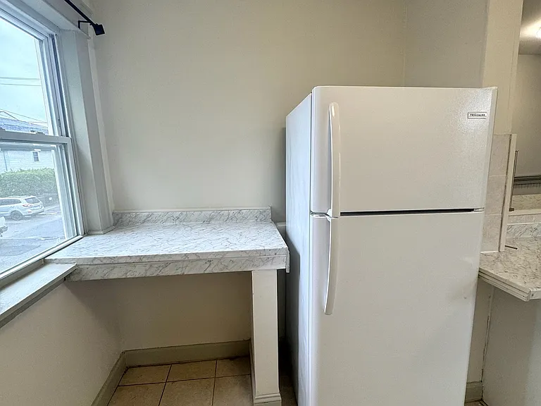 584 W Boylston St #2L — Photo 3