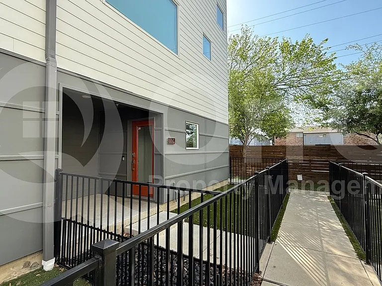 5020 Bryan St #305 — Photo 2