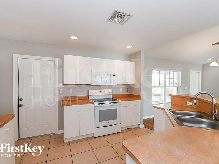2232 NW 9th Ter — Photo 7