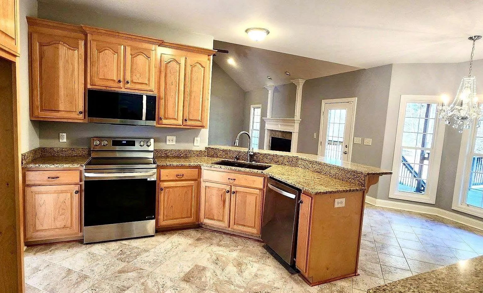 5 bed, 3.5 bath, 2750 sqft, $2,600 — Photo 4