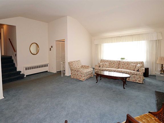 3rd image of 8 Evans Ct