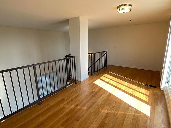 4th image of 811 N Hayworth Ave #24