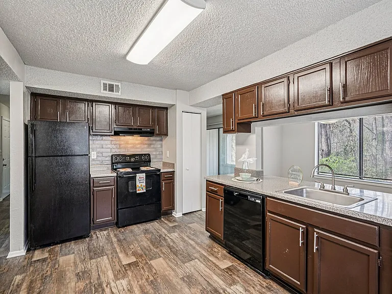 Las Palmas Apartments — Photo 54