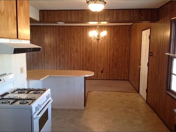 Kitchen / Dining Area