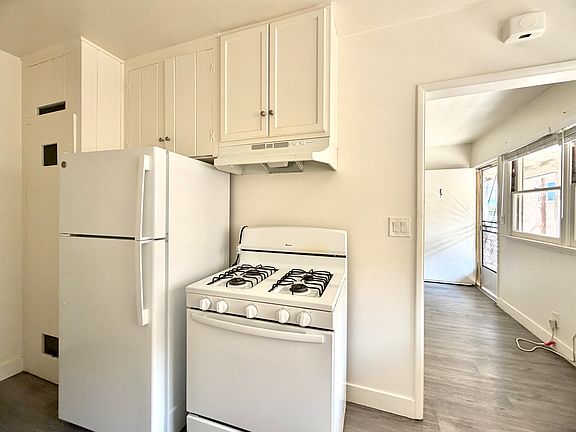 4th image of 22719 Del Valle St APT E