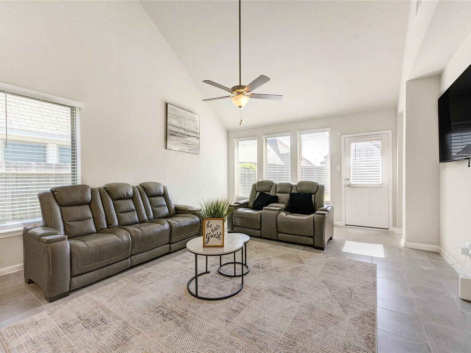 4 bed, 3.0 bath, 2098 sqft, $2,300 — Photo 4