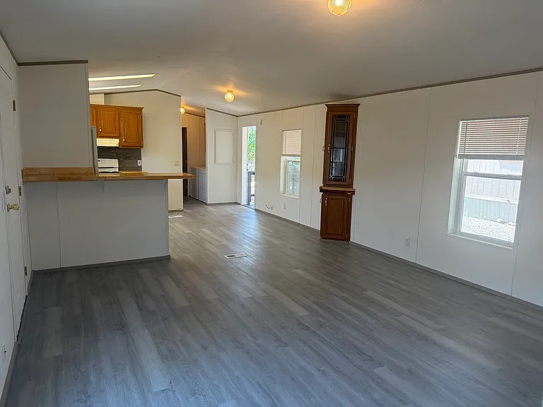 930 Elm Dr — Photo 2