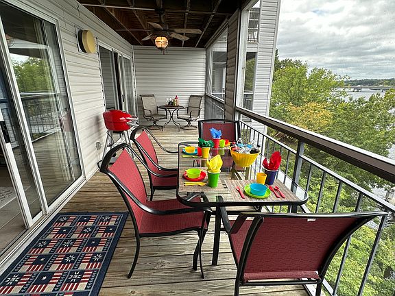 Wide fully screened deck / balcony