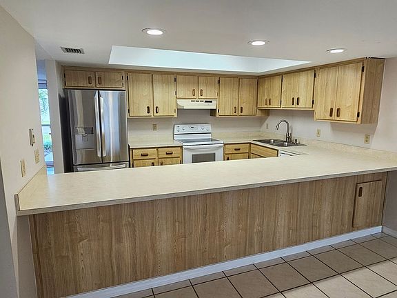 4th image of 810 Poinsetta Dr Unit 10