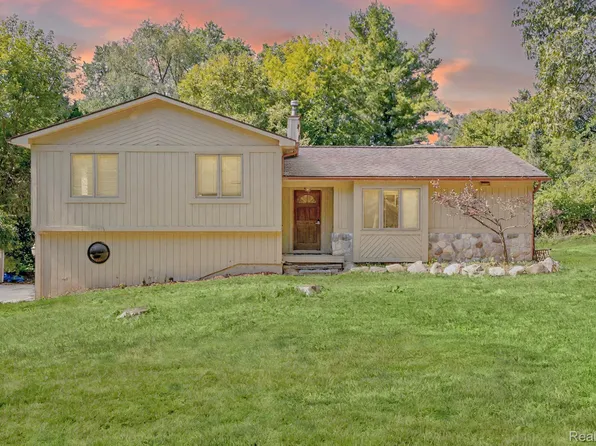 26583 Holly Hill Dr, Farmington Hills, MI 48334
