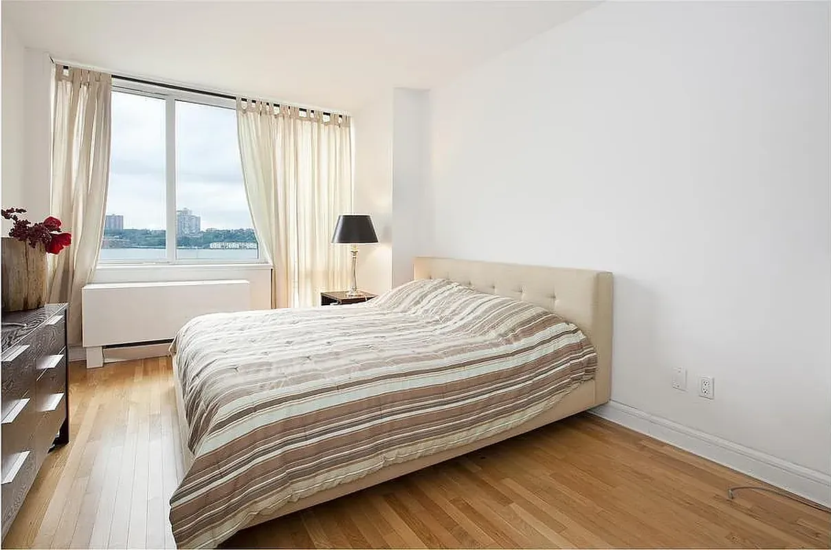 120 Riverside Boulevard — Photo 4