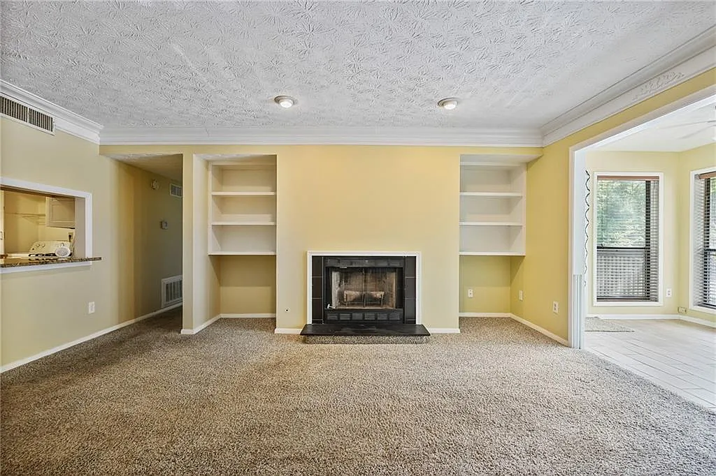 1 bed, 1.0 bath, 1002 sqft, $1,400 — Photo 2