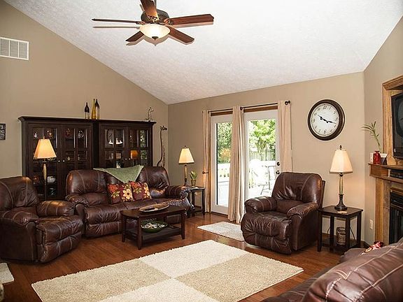 4th image of 212 Woodland Pl