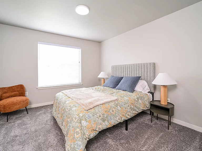 009-photo-main-bedroom-13945302