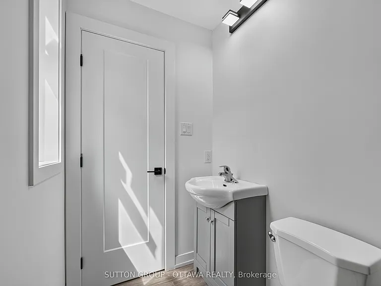 944 Woodroffe Ave — Photo 13