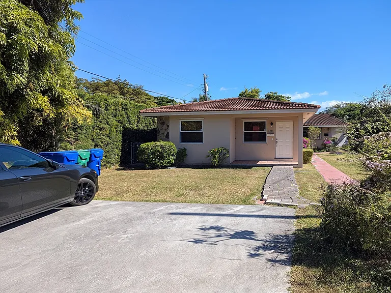 2801 SW 38th Ct — Photo 2