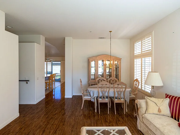 652 Teresa St — Photo 2