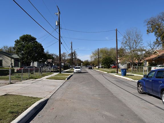 5th image of 326 Roslyn Ave