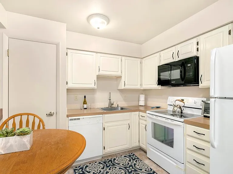1040 Driftwood Dr — Photo 2
