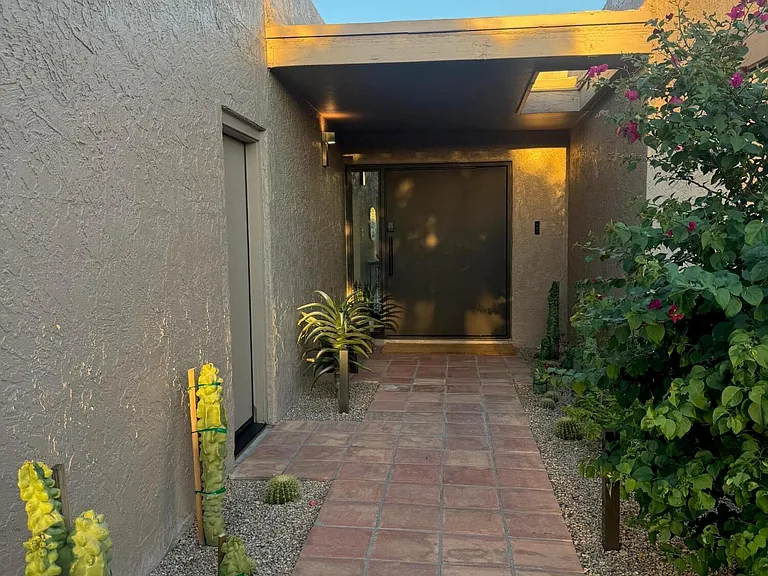 1725 E Staghorn Ln — Photo 2