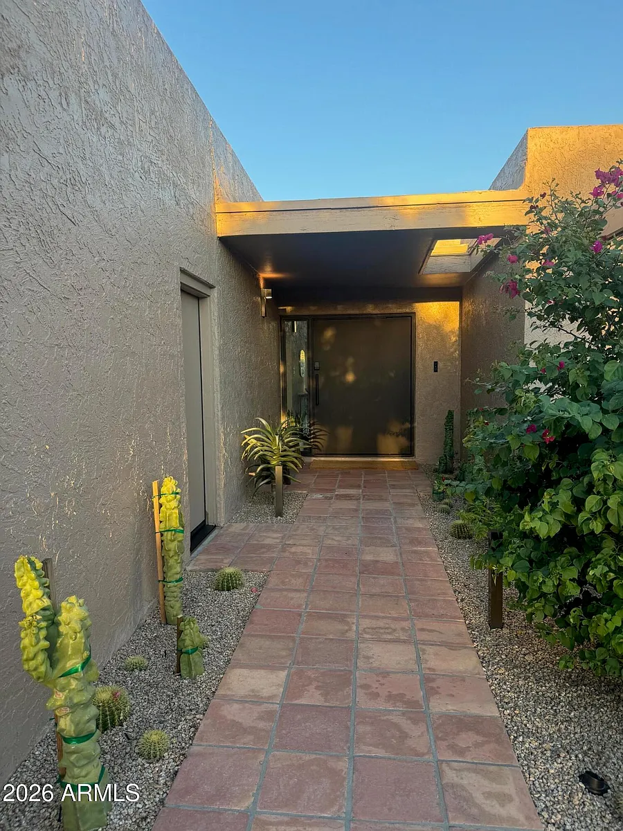 Building Photo - 1725 E Staghorn Ln
