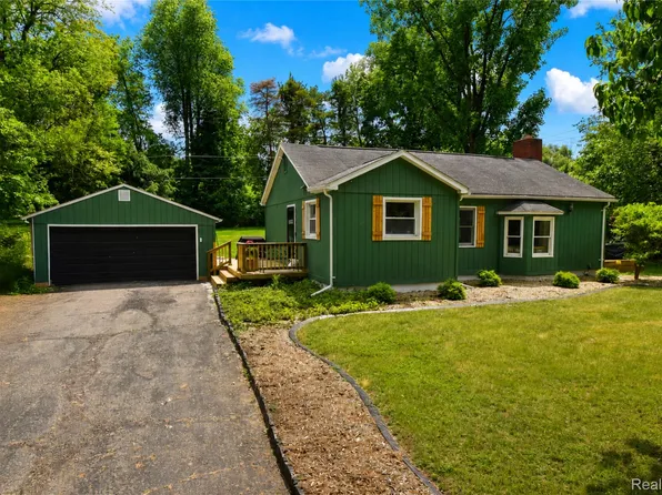 1405 Middle Rd, Highland, MI 48357