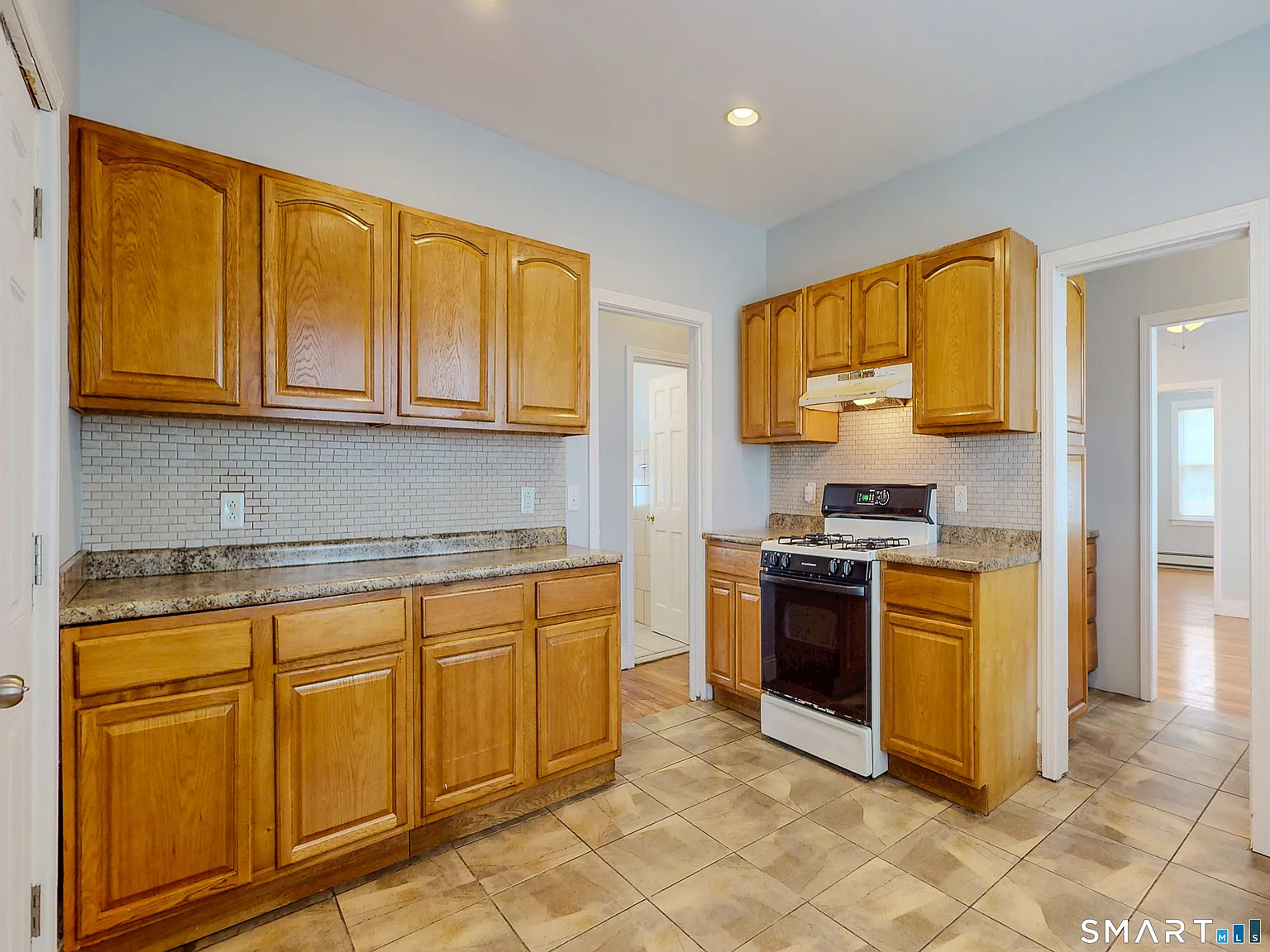 3 bed, 1.0 bath, 3324 sqft, $2,300 — Photo 3