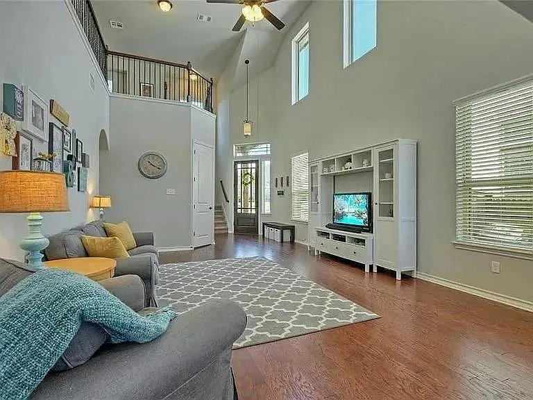 4 bed, 3.5 bath, 2399 sqft, $2,200 — Photo 4