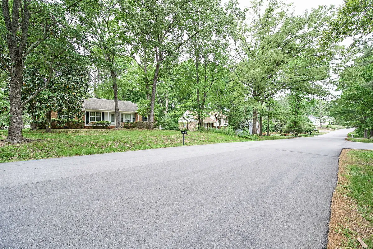 Building Photo - 1724 Featherstone Dr