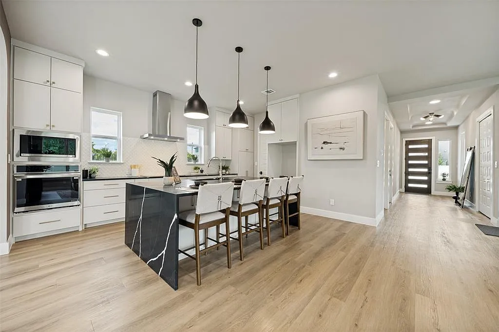 4 bed, 3.5 bath, 3116 sqft, $4,800 — Photo 2