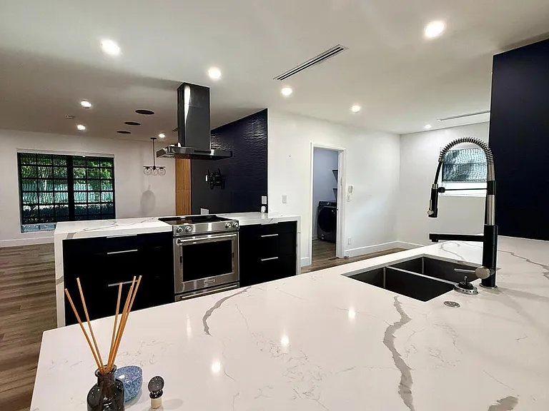 4411 Thomas St — Photo 11
