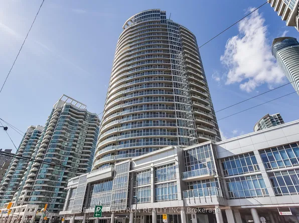 218 Queens Quay W, Toronto, ON